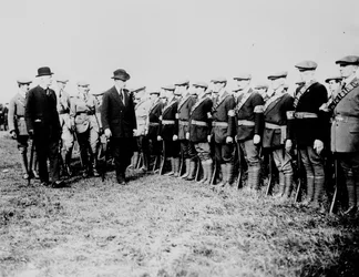 Edward Carson (1854-1935) inspectant les volontaires d